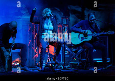 Cumiana, Italien. 21. August 2014. Irene Grandi, führt eine italienische Sängerin live bei Biopark Zoom in Cumiana, als letzten Tag der "Night Safari Festival" acoustic Show, ihre berühmte Lieder zu singen. Bildnachweis: Andrea Kätzchen/Pacific Press/Alamy Live-Nachrichten Stockfoto