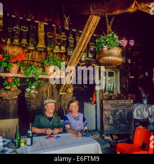 Ein paar der älteren Bergbauern vor Ihrem Chalet Savoyen Französische Alpen Frankreich Europa sitzen Stockfoto