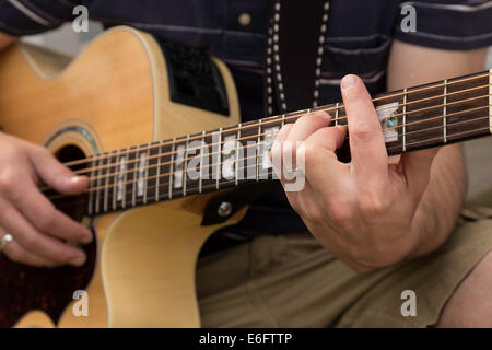 Junger Mann spielt akustische Gitarre, USA Stockfoto