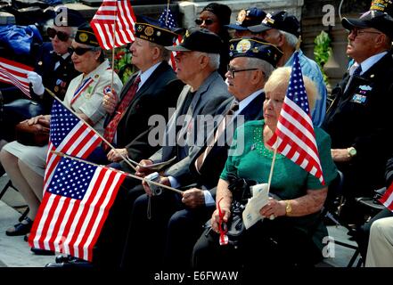 NYC: Veteranen und Familien mit amerikanischen Flaggen auf der 2009 Memorial Day Services bei Soldiers and Sailors Monument Stockfoto