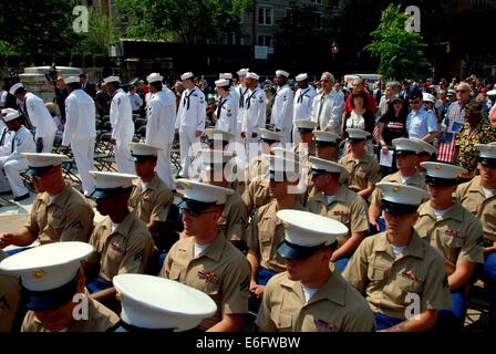 New York: U.S.Marines und Segler bei den 2009 Volkstrauertag Zeremonien am Soldiers and Sailors' Monument auf den Riverside Drive Stockfoto