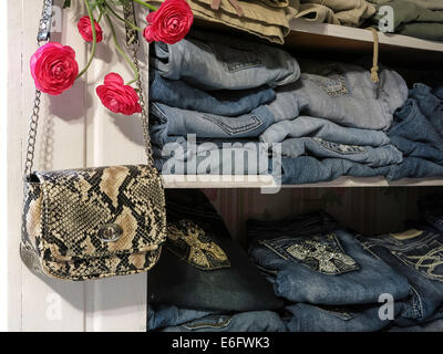 Regalen der Damen Jeans, Wohnhaus, USA Stockfoto