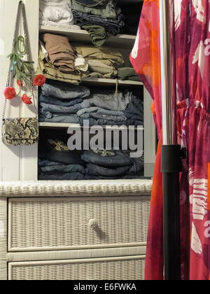 Regalen der Damen Jeans, Wohnhaus, USA Stockfoto