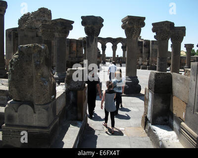 Besucher schlendern Sie durch die archäologische Ruine Standort von Swartnoz in Etschmiadsin, Armenien, 22. Juni 2014. Die zerstörten Gregorianische Kirche Swartnoz, stammt aus dem 10. Jahrhundert n. Chr., war der älteste und größte Tetraconch-Stil Kirche in der Kaukasus-Region und gilt als eines der Paradebeispiele der mittelalterlichen armenischen Architektur und einer der am meisten bekannten architektonischen Symbole der Armenisch-Apostolischen Kirche. Die Kirche und Ausgrabung ist eine UNESCO-aufgeführten Gebäude seit dem Jahr 2000. Foto: Jens Kalaene/Dpa - NO-Draht-Dienst- Stockfoto