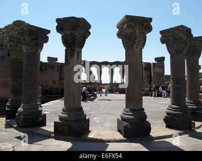 Besucher schlendern Sie durch die archäologische Ruine Standort von Swartnoz in Etschmiadsin, Armenien, 22. Juni 2014. Die zerstörten Gregorianische Kirche Swartnoz, stammt aus dem 10. Jahrhundert n. Chr., war der älteste und größte Tetraconch-Stil Kirche in der Kaukasus-Region und gilt als eines der Paradebeispiele der mittelalterlichen armenischen Architektur und einer der am meisten bekannten architektonischen Symbole der Armenisch-Apostolischen Kirche. Die Kirche und Ausgrabung Website sind ein UNESCO-Weltkulturerbe seit 2000 aufgeführt. Foto: Jens Kalaene/Dpa - NO-Draht-Dienst- Stockfoto