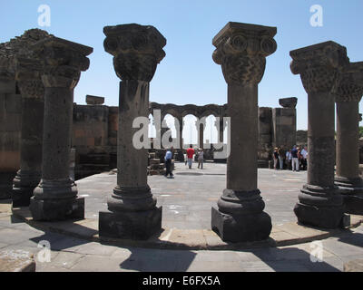 Besucher schlendern Sie durch die archäologische Ruine Standort von Swartnoz in Etschmiadsin, Armenien, 22. Juni 2014. Die zerstörten Gregorianische Kirche Swartnoz, stammt aus dem 10. Jahrhundert n. Chr., war der älteste und größte Tetraconch-Stil Kirche in der Kaukasus-Region und gilt als eines der Paradebeispiele der mittelalterlichen armenischen Architektur und einer der am meisten bekannten architektonischen Symbole der Armenisch-Apostolischen Kirche. Die Kirche und Ausgrabung Website sind ein UNESCO-Weltkulturerbe seit 2000 aufgeführt. Foto: Jens Kalaene/Dpa - NO-Draht-Dienst- Stockfoto