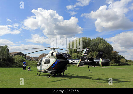 Westen Ewell, Epsom, Surrey, UK. 22. August 2014. Bewohner von West Ewell hatte eine Überraschung heute Nachmittag als KSSA (Kent Surrey Sussex Air Ambulance) landete auf einer Fläche von den Hogsmill Freiraum zwischen Riverview Schule und Waters Estate. Er landete um 13.30 Uhr in Reaktion auf "Ein medizinischer Notfall" auf dem Anwesen. Einheimischen versammelt, um zu sehen, der ungewöhnliche Ort eines Hubschraubers so nah an in der Nähe wohnen, und wie es war Ferienzeit im Sommer viele neugierige Kinder waren daran interessiert, das Ereignis beizuwohnen. Bildnachweis: Julia Gavin UK/Alamy Live-Nachrichten Stockfoto