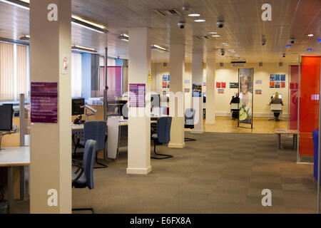 Innen/Innen ein Jobcentre Plus/Job Center Plus Büro in London, UK. (70) Stockfoto