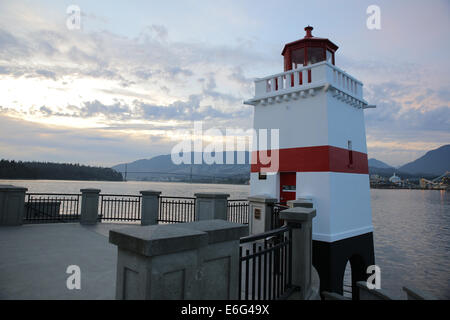 Der rote-weißen Brockton Point Leuchtturm mit Blick auf Coal Harbour in Vancouver, BC, Kanada Stockfoto