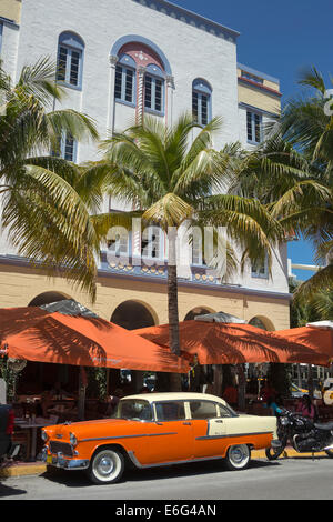 VINTAGE FIFTIES CADILLAC (©GENERAL MOTORS CORP 1956) OCEAN DRIVE SOUTH BEACH MIAMI BEACH FLORIDA USA Stockfoto