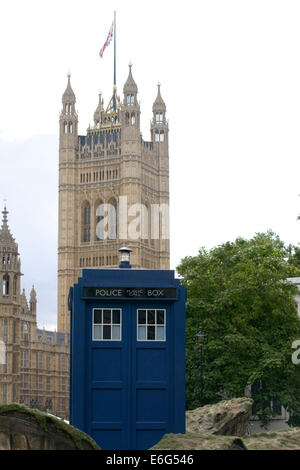 Doctor Who Tardis materialisiert sich in Parlament quadratische Westminster London Stockfoto