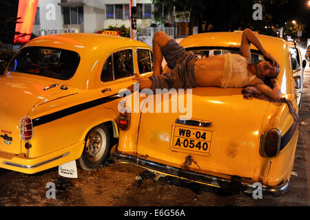 Westbengalen in Indien, Kolkata, yellow Cab HM Botschafter, das Auto wird immer noch produziert neue Hindmotor werkseitig nach Lizenz von Oxford Stockfoto