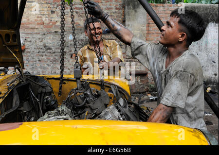 Westbengalen in Indien, Kolkata, offene Garage in Elgin Road, öffnen Luft Reparatur eines HM-Botschafters gelbes Taxi, das Auto noch produziert wird Stockfoto