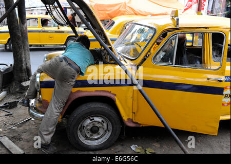 Westbengalen in Indien, Kolkata, offene Garage in Elgin Road, öffnen Luft Reparatur eines HM-Botschafters gelbes Taxi, das Auto noch produziert wird Stockfoto