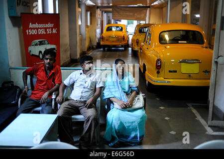 Indien Westbengalen, Kolkata, Austin Autohändler in Nehru Road verkauft HM Botschafter, das Auto basiert auf Oxford Morris und noch produziert an Hindmotor Factory New Stockfoto