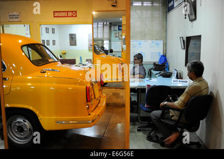 Indien Westbengalen, Kolkata, Austin Autohändler in Nehru Road verkaufen HM Botschafter, das Auto auf der Basis von Oxford Morris ist noch neu bei Hindmotor Stockfoto