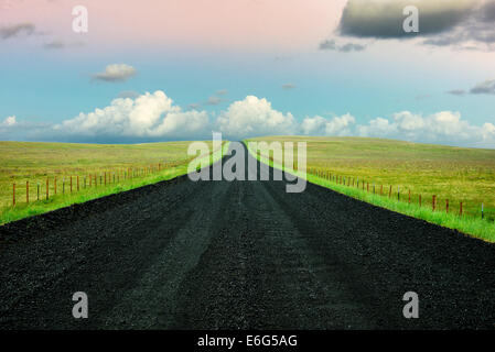 Straße in Zumwalt Prarie bewahren mit Gewitterwolken, Oregon Stockfoto