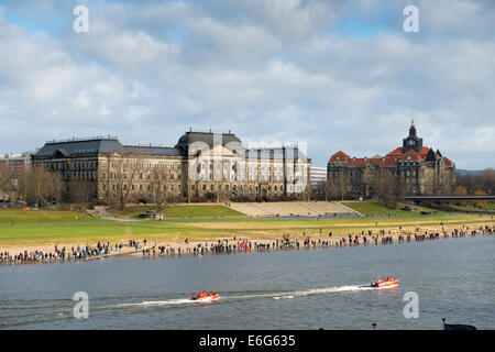 Ministerium der Finanzen und der sächsischen Staatskanzlei Gebäude über die Elbe in Dresden, Deutschland Stockfoto