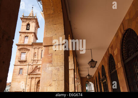 Kirche San Salvador am Wiener Rathausplatz. Oviedo Stadt. Provinz Asturien. Spanien. Europa Stockfoto