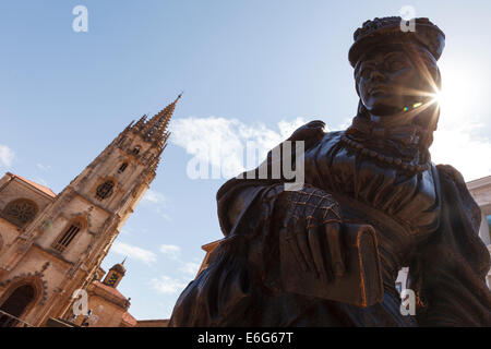 Kathedrale San Salvador und La Regenta Statue. Oviedo Stadt. Provinz Asturien. Spanien. Europa Stockfoto