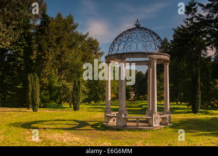 Die Garten-Torheit Thorpe Perrow Arboretum blickte die Fahrt zum Thorpe Perrow Haus Stockfoto