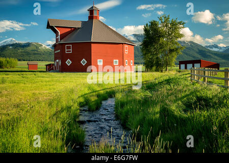 Triple Creek Scheune und Stream. Joseph, Oregon Stockfoto