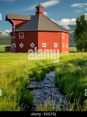 Triple Creek Scheune und Stream. Joseph, Oregon Stockfoto