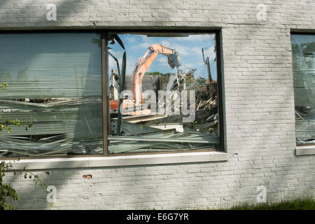 Bagger mit Greifer Abbruch Arbeit auf Bürogebäude in Norwalk, CT. Stockfoto