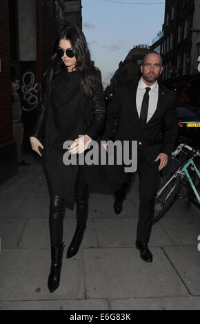 Kendall Jenner packt ein spätes Mittagessen in einem Pfannkuchenhaus in Shoreditch, zuvor einen Einkaufsbummel auf Brick Lane mit: Kendall Jenner wo: London, Vereinigtes Königreich bei: 16. Februar 2014 Stockfoto