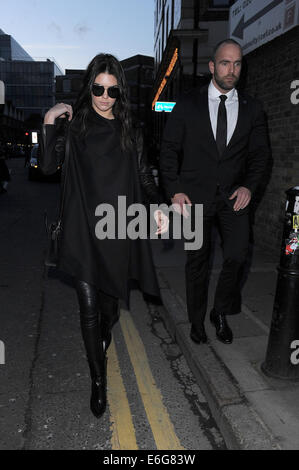 Kendall Jenner packt ein spätes Mittagessen in einem Pfannkuchenhaus in Shoreditch, zuvor einen Einkaufsbummel auf Brick Lane mit: Kendall Jenner wo: London, Vereinigtes Königreich bei: 16. Februar 2014 Stockfoto