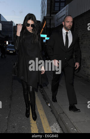 Kendall Jenner packt ein spätes Mittagessen in einem Pfannkuchenhaus in Shoreditch, zuvor einen Einkaufsbummel auf Brick Lane mit: Kendall Jenner wo: London, Vereinigtes Königreich bei: 16. Februar 2014 Stockfoto