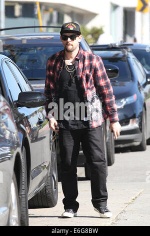 Benji und Joel Madden und ein Freund unterwegs auf Melrose Ort West Hollywood mit: Joel Madden wo: Los Angeles, California, Vereinigte Staaten von Amerika bei: 14. Februar 2014 Stockfoto