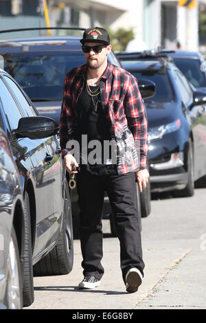 Benji und Joel Madden und ein Freund unterwegs auf Melrose Ort West Hollywood mit: Joel Madden wo: Los Angeles, California, Vereinigte Staaten von Amerika bei: 14. Februar 2014 Stockfoto