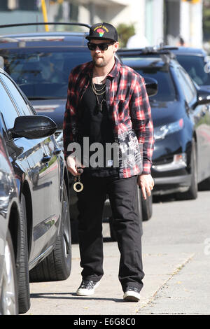 Benji und Joel Madden und ein Freund unterwegs auf Melrose Ort West Hollywood mit: Joel Madden wo: Los Angeles, California, Vereinigte Staaten von Amerika bei: 14. Februar 2014 Stockfoto