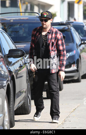 Benji und Joel Madden und ein Freund unterwegs auf Melrose Ort West Hollywood mit: Joel Madden wo: Los Angeles, California, Vereinigte Staaten von Amerika bei: 14. Februar 2014 Stockfoto