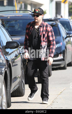 Benji und Joel Madden und ein Freund unterwegs auf Melrose Ort West Hollywood mit: Joel Madden wo: Los Angeles, California, Vereinigte Staaten von Amerika bei: 14. Februar 2014 Stockfoto