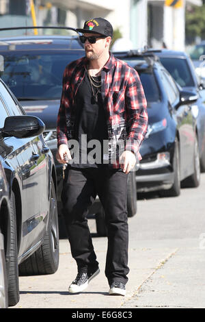 Benji und Joel Madden und ein Freund unterwegs auf Melrose Ort West Hollywood mit: Joel Madden wo: Los Angeles, California, Vereinigte Staaten von Amerika bei: 14. Februar 2014 Stockfoto