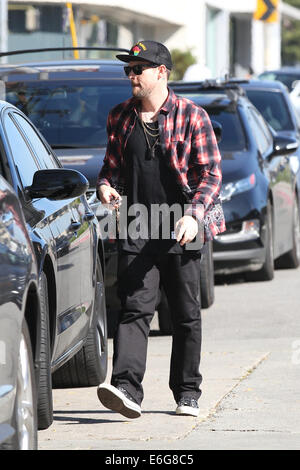 Benji und Joel Madden und ein Freund unterwegs auf Melrose Ort West Hollywood mit: Joel Madden wo: Los Angeles, California, Vereinigte Staaten von Amerika bei: 14. Februar 2014 Stockfoto