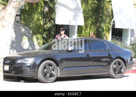 Benji und Joel Madden und ein Freund unterwegs auf Melrose Ort West Hollywood mit: Joel Madden wo: Los Angeles, California, Vereinigte Staaten von Amerika bei: 14. Februar 2014 Stockfoto