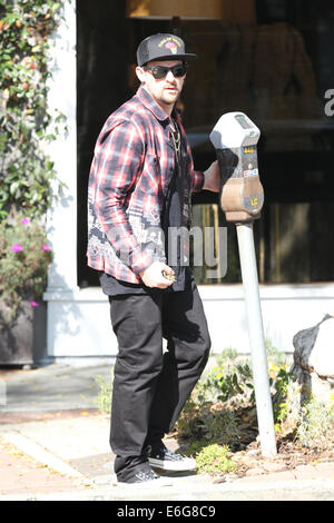 Benji und Joel Madden und ein Freund unterwegs auf Melrose Ort West Hollywood mit: Joel Madden wo: Los Angeles, California, Vereinigte Staaten von Amerika bei: 14. Februar 2014 Stockfoto