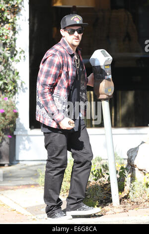 Benji und Joel Madden und ein Freund unterwegs auf Melrose Ort West Hollywood mit: Joel Madden wo: Los Angeles, California, Vereinigte Staaten von Amerika bei: 14. Februar 2014 Stockfoto