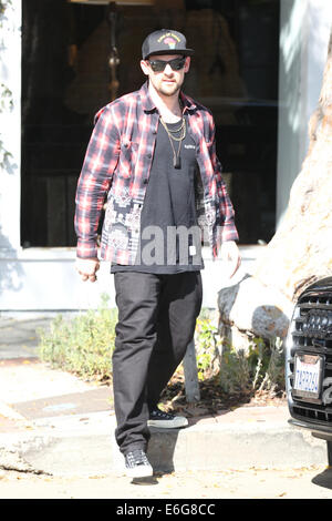 Benji und Joel Madden und ein Freund unterwegs auf Melrose Ort West Hollywood mit: Joel Madden wo: Los Angeles, California, Vereinigte Staaten von Amerika bei: 14. Februar 2014 Stockfoto