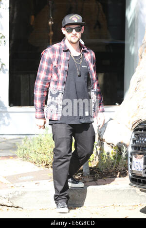 Benji und Joel Madden und ein Freund unterwegs auf Melrose Ort West Hollywood mit: Joel Madden wo: Los Angeles, California, Vereinigte Staaten von Amerika bei: 14. Februar 2014 Stockfoto