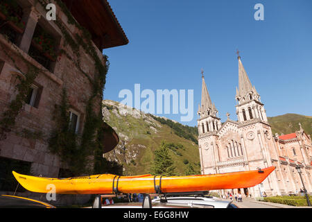 Kajak und Heiligtum von Covadonga. Picos de Europa National Park. Asturien Provence. Spanien. Europa Stockfoto