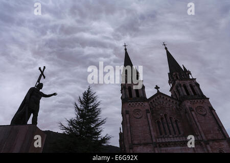 Statue von König Pelayo. Fabrik von Covadonga. Picos de Europa National Park. Asturien Provence. Spanien. Europa Stockfoto