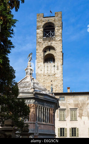 Die Torre Civica (Gemeindeturm) in Piazza Vecchia, Bergamo Alta, Lombardei, Italien Stockfoto