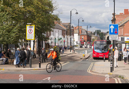 Radfahrer und Fußgänger Chester-le-Street Stadtzentrum Front Street, North East England, UK Stockfoto