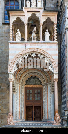 Nord-Eingang in der Basilica di Santa Maria Maggiore, Piazza Vecchia, Bergamo Alta, Lombardei, Italien Stockfoto