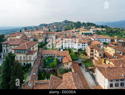 Blick vom Torre Civica (Gemeindeturm), Bergamo Alta, Lombardei, Italien Stockfoto