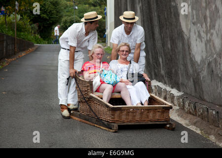 Menschen fahren Schlitten in madeira Stockfoto